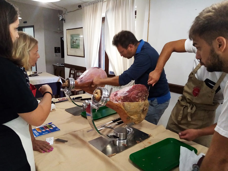 Coltello per affettare il prosciutto crudo in morsa